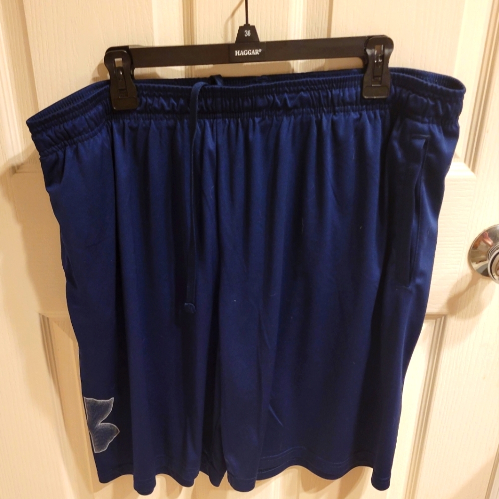 Mens 3XL under armour navy blue gym shorts with pockets.
